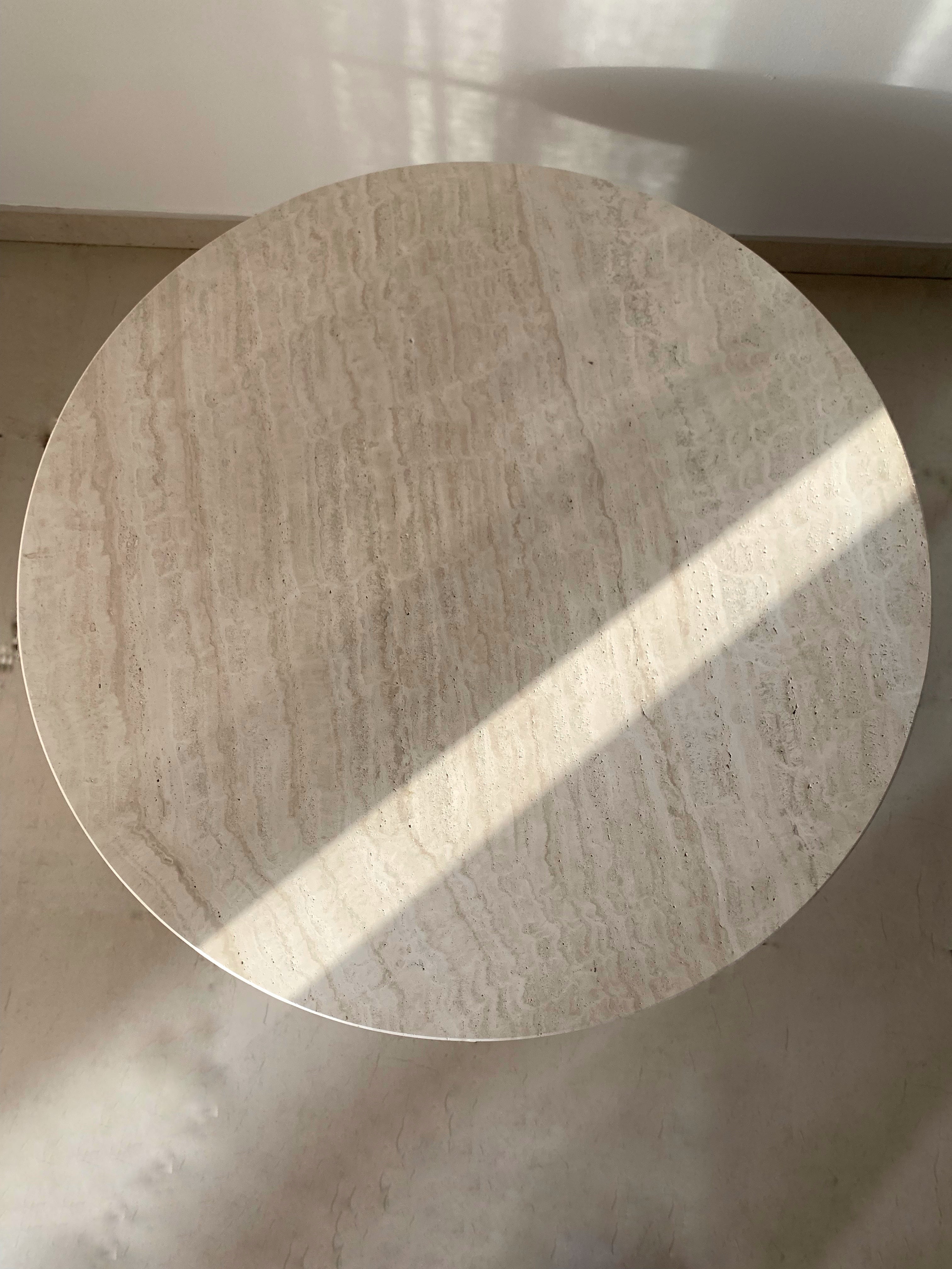 Round table top in light beige travertine.